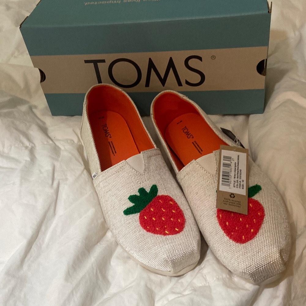 NIB toms strawberry flats